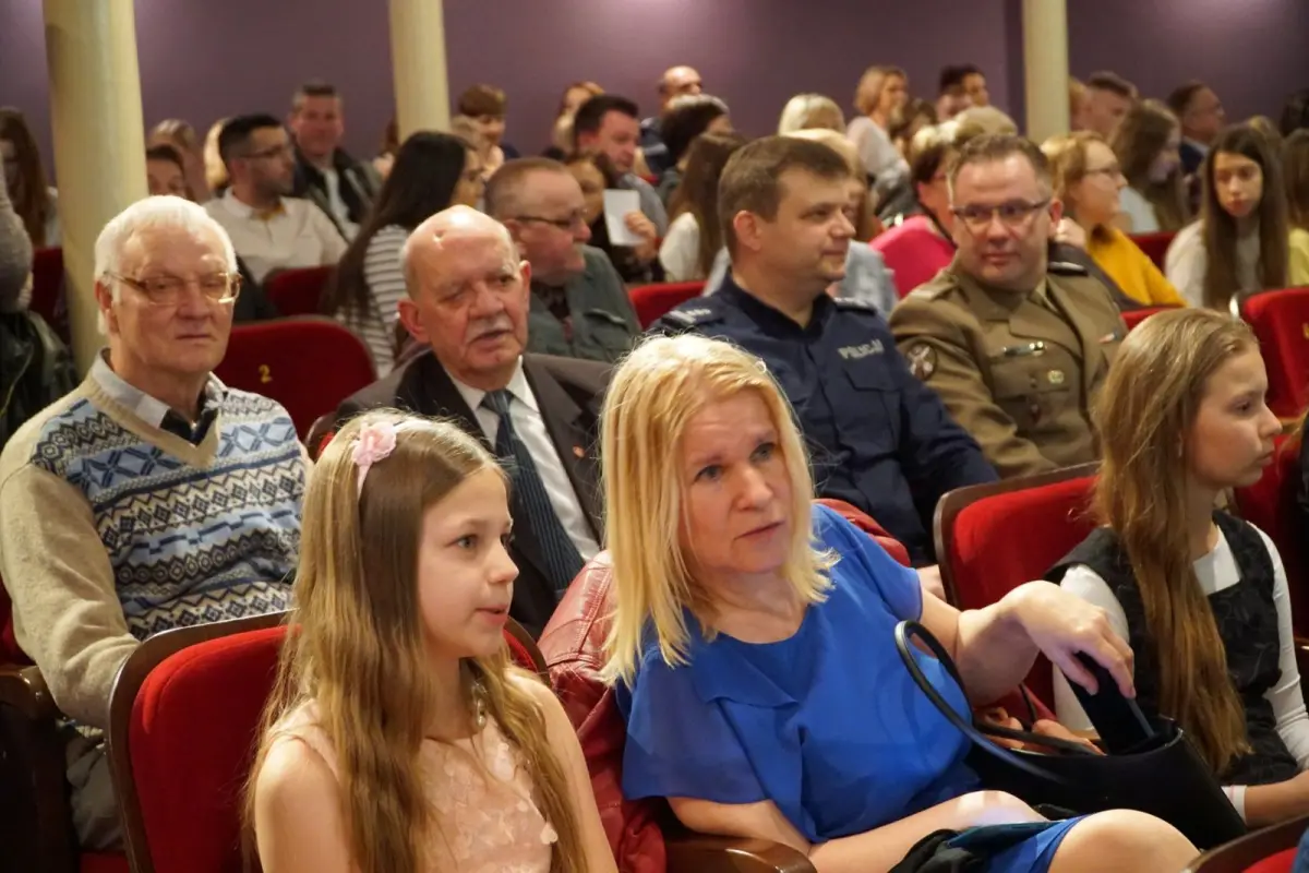 Koncert w Teatrze Starym w Bolesławcu. Podziękowanie dla osób, które pomogły w organizacji Opłatka