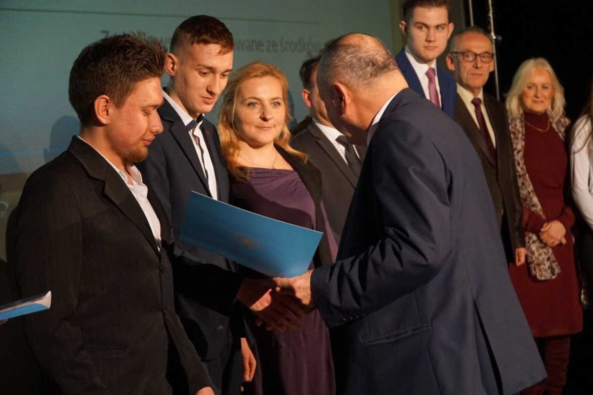 Koncert w Teatrze Starym w Bolesławcu. Podziękowanie dla osób, które pomogły w organizacji Opłatka