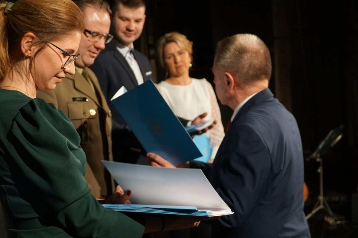 Koncert w Teatrze Starym w Bolesławcu. Podziękowanie dla osób, które pomogły w organizacji Opłatka