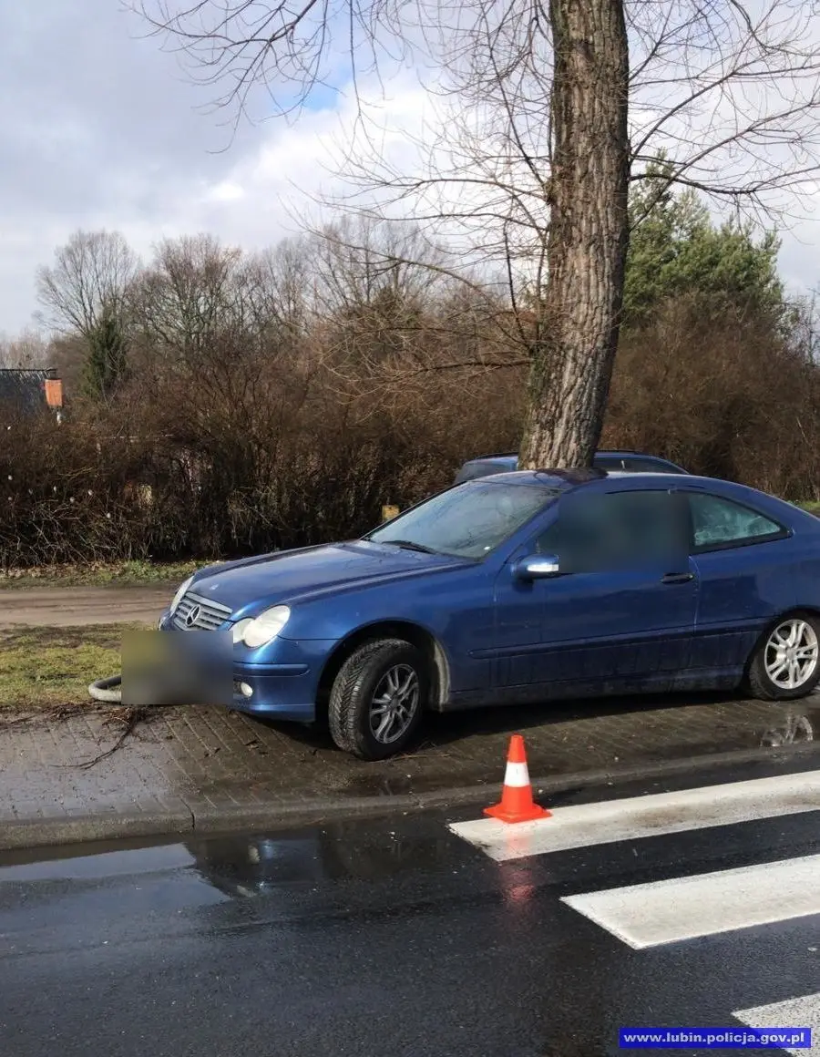 Mercedes, który staranował barierki przy pasach na ulicy Legnickiej w Lubinie
