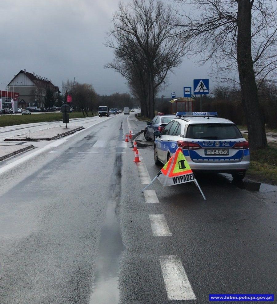 Mercedes, który staranował barierki przy pasach na ulicy Legnickiej w Lubinie