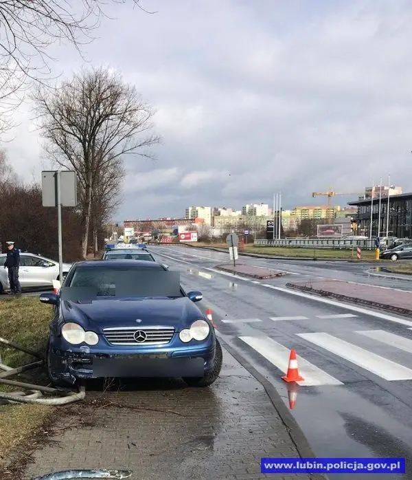Mercedes, który staranował barierki przy pasach na ulicy Legnickiej w Lubinie