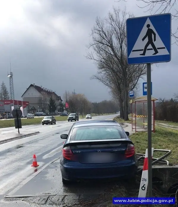 Mercedes, który staranował barierki przy pasach na ulicy Legnickiej w Lubinie