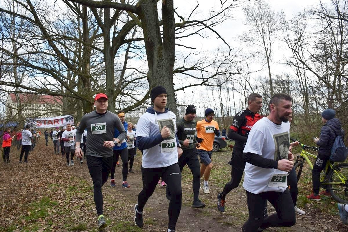 Bieg Tropem Wilczym w parku miejskim z okazji Narodowego Dnia Żołnierzy Wyklętych