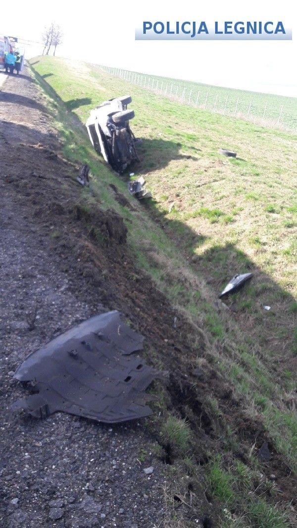 Wypadek na A4. Auto trzy razy dachowało