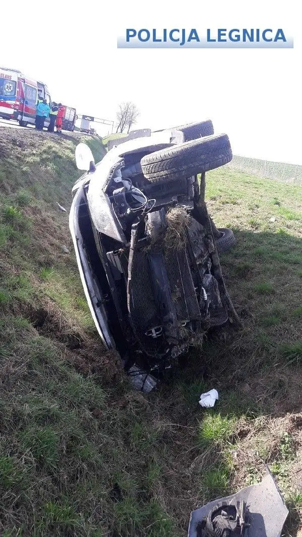 Wypadek na A4. Auto trzy razy dachowało