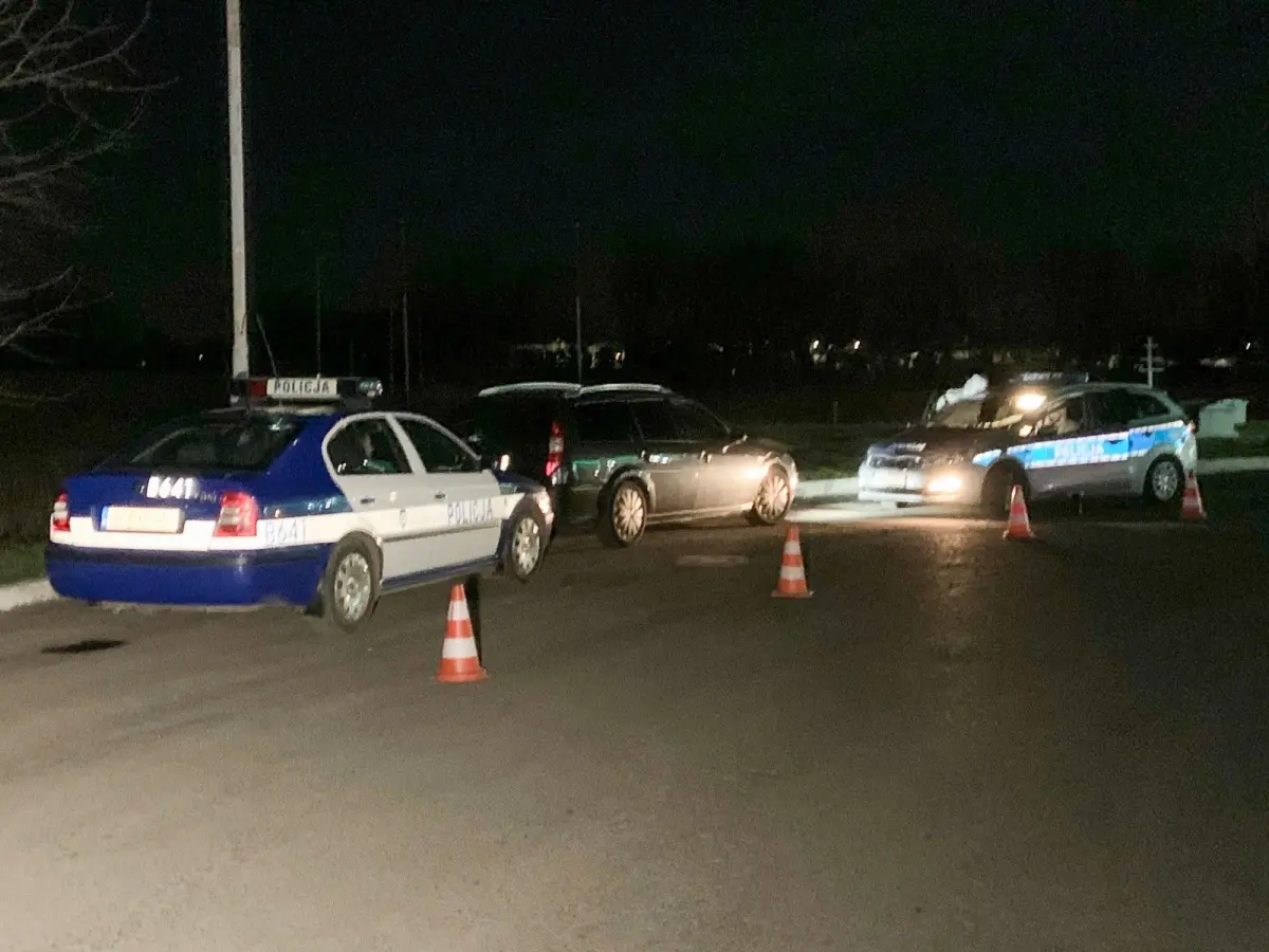 Wozy policyjne obstawiają auto z osobą podejrzaną o zarażenie koronawirusem