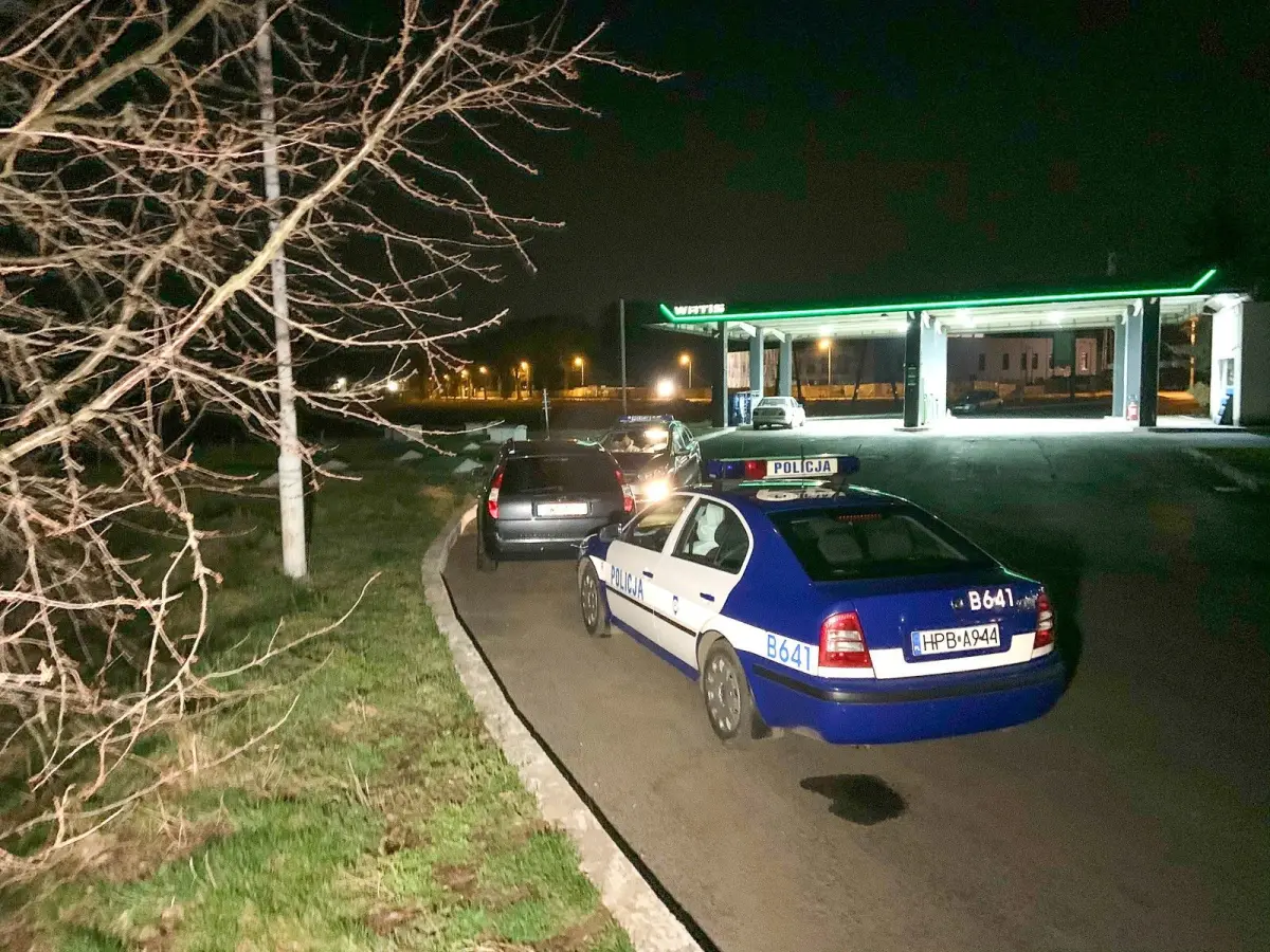 Wozy policyjne obstawiają auto z osobą podejrzaną o zarażenie koronawirusem