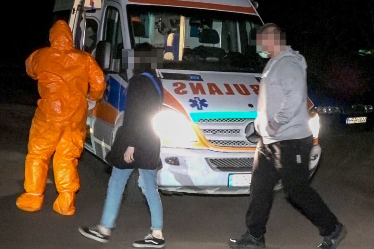 Wozy policyjne obstawiają auto z osobą podejrzaną o zarażenie koronawirusem