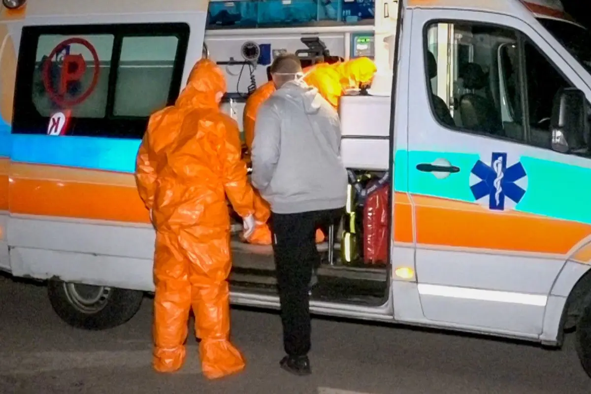 Wozy policyjne obstawiają auto z osobą podejrzaną o zarażenie koronawirusem