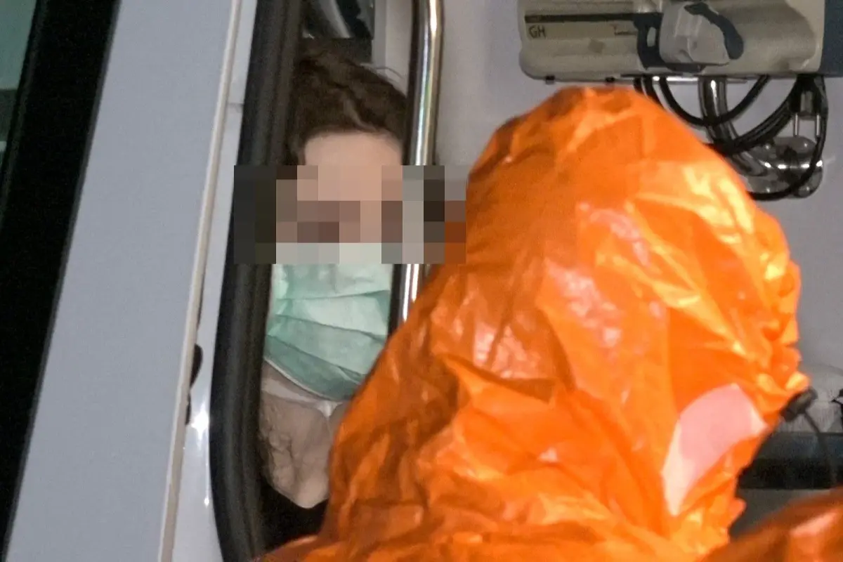 Wozy policyjne obstawiają auto z osobą podejrzaną o zarażenie koronawirusem