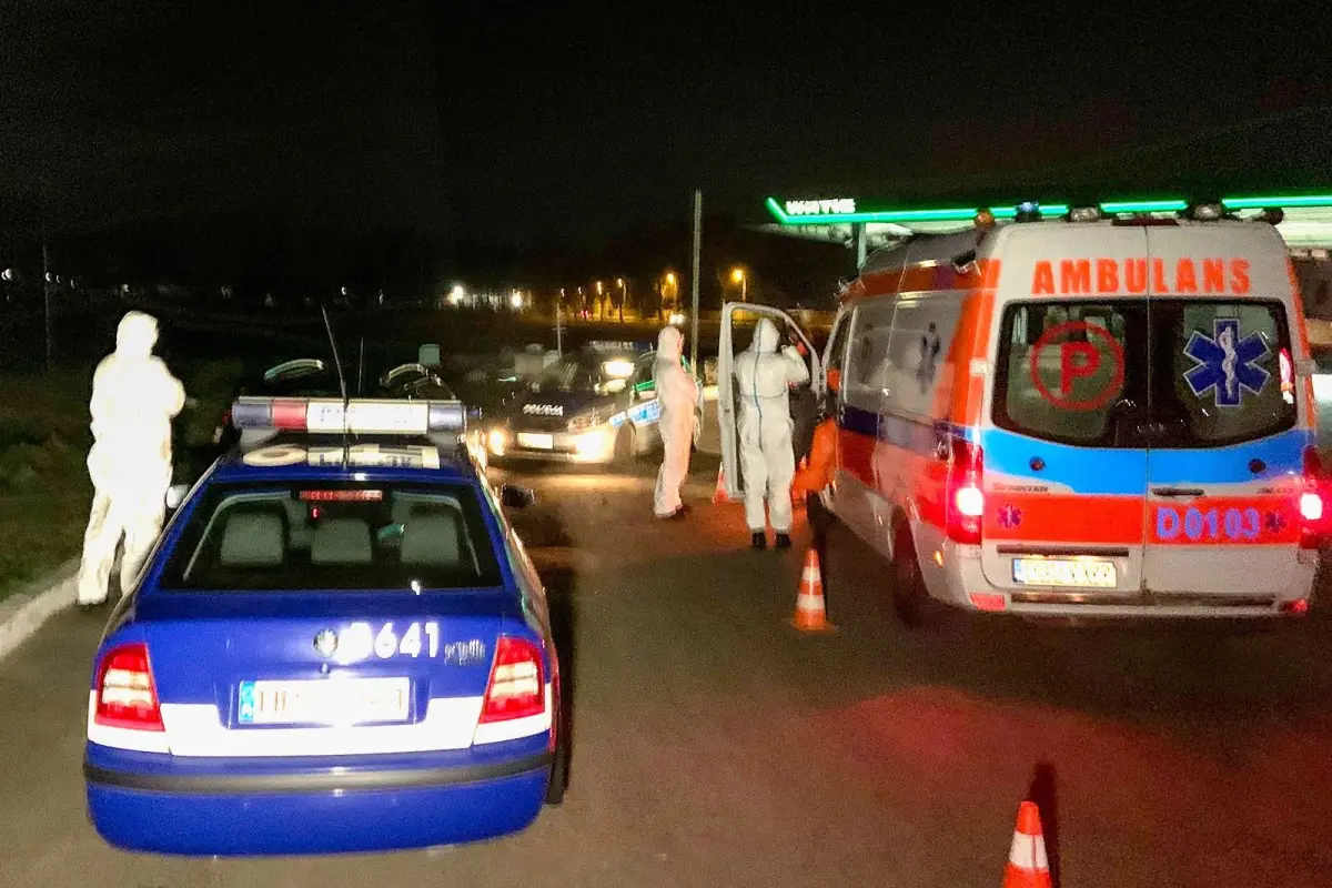 Wozy policyjne obstawiają auto z osobą podejrzaną o zarażenie koronawirusem