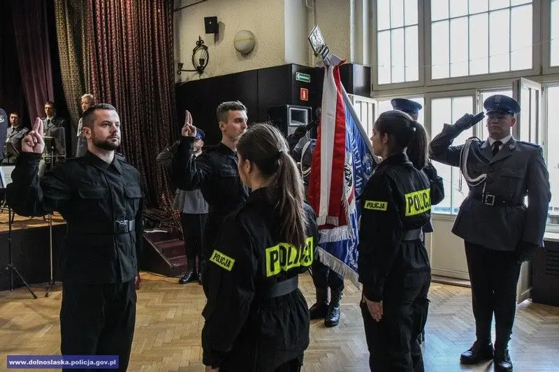 Uroczystość ślubowania nowych policjantów. Czwórka z nich służyć będzie w Bolesławcu