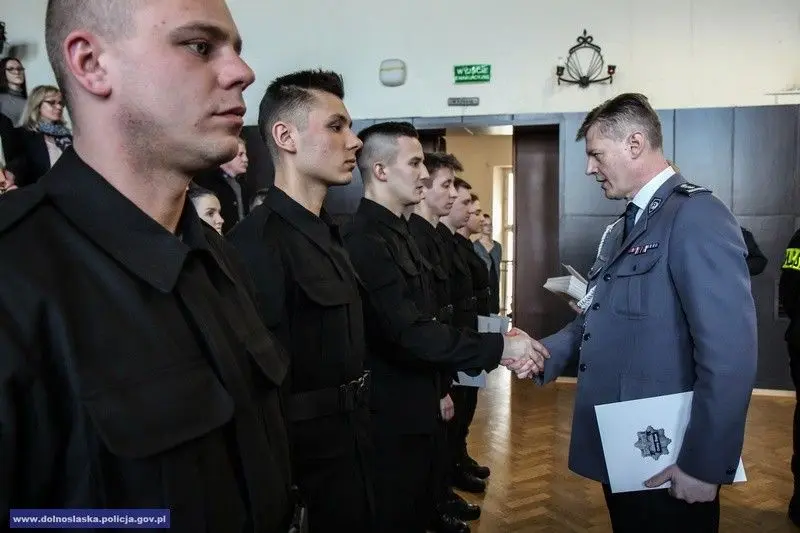 Uroczystość ślubowania nowych policjantów. Czwórka z nich służyć będzie w Bolesławcu