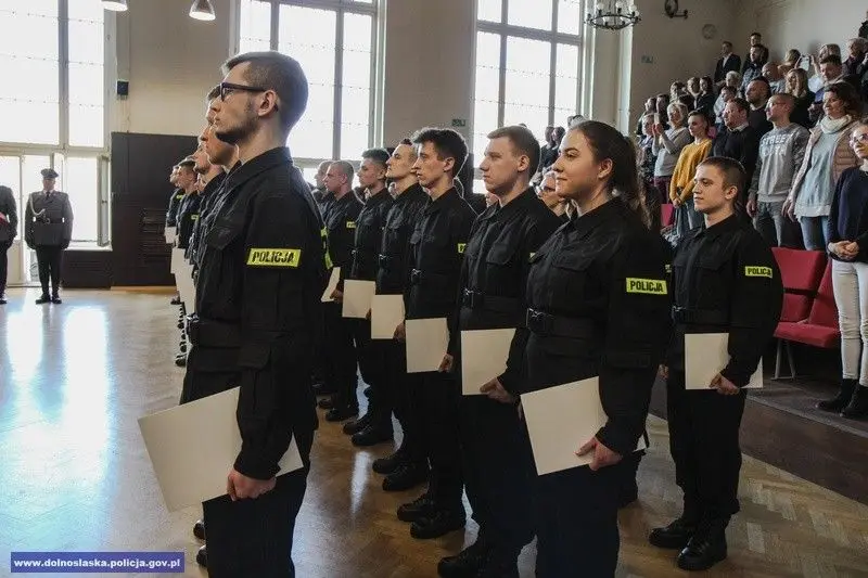 Uroczystość ślubowania nowych policjantów. Czwórka z nich służyć będzie w Bolesławcu