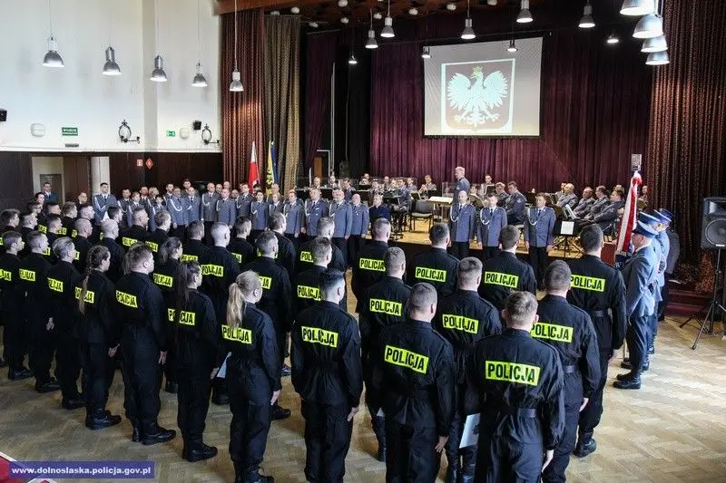 Uroczystość ślubowania nowych policjantów. Czwórka z nich służyć będzie w Bolesławcu