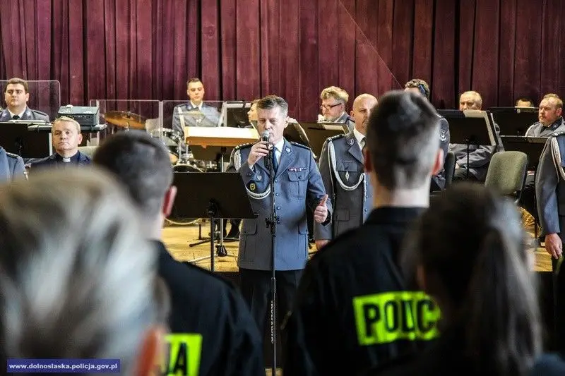 Uroczystość ślubowania nowych policjantów. Czwórka z nich służyć będzie w Bolesławcu