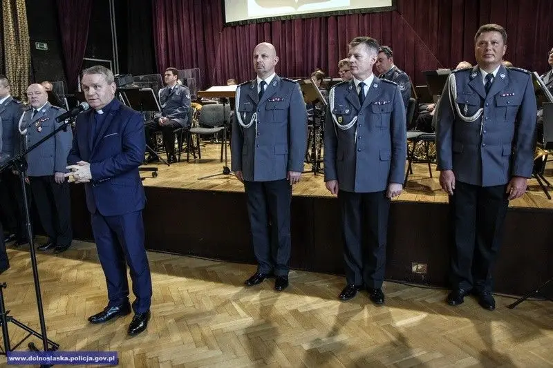 Uroczystość ślubowania nowych policjantów. Czwórka z nich służyć będzie w Bolesławcu
