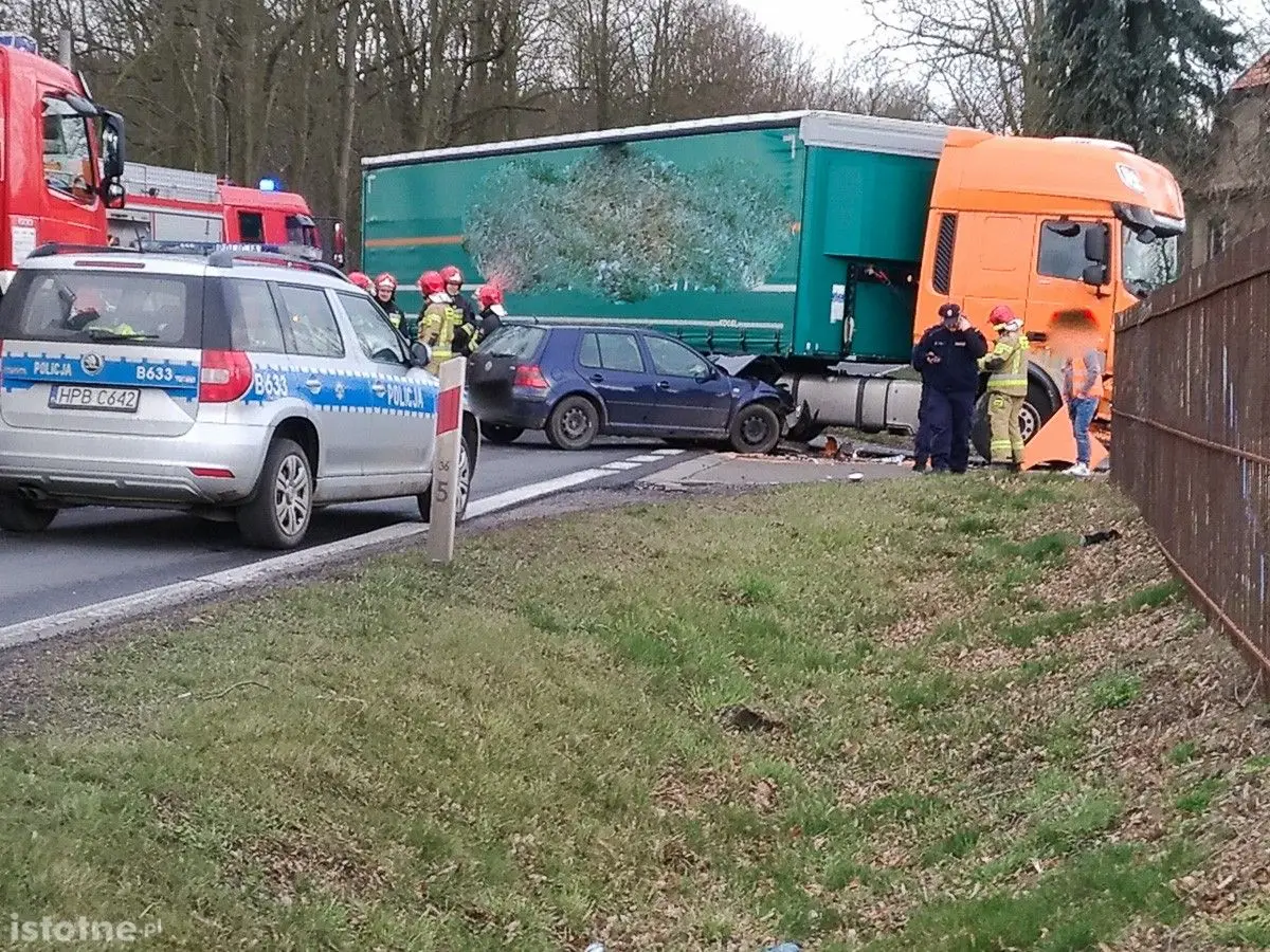 Auta po wypadku na ulicy Generała Nila w Bolesławcu