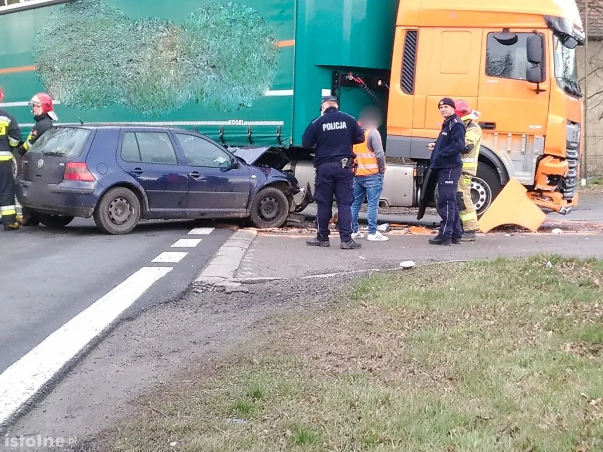 Auta po wypadku na ulicy Generała Nila w Bolesławcu