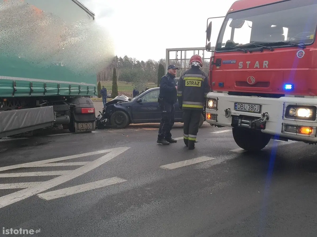 Auta po wypadku na ulicy Generała Nila w Bolesławcu