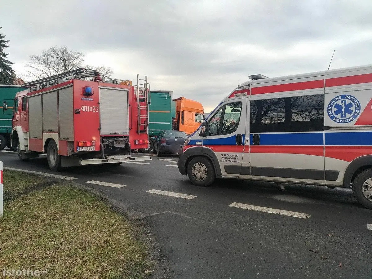 Auta po wypadku na ulicy Generała Nila w Bolesławcu