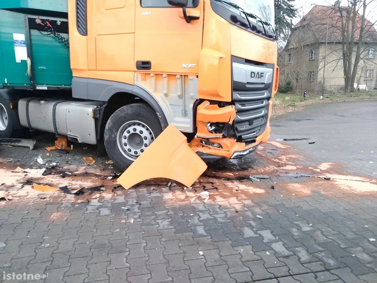 Auta po wypadku na ulicy Generała Nila w Bolesławcu