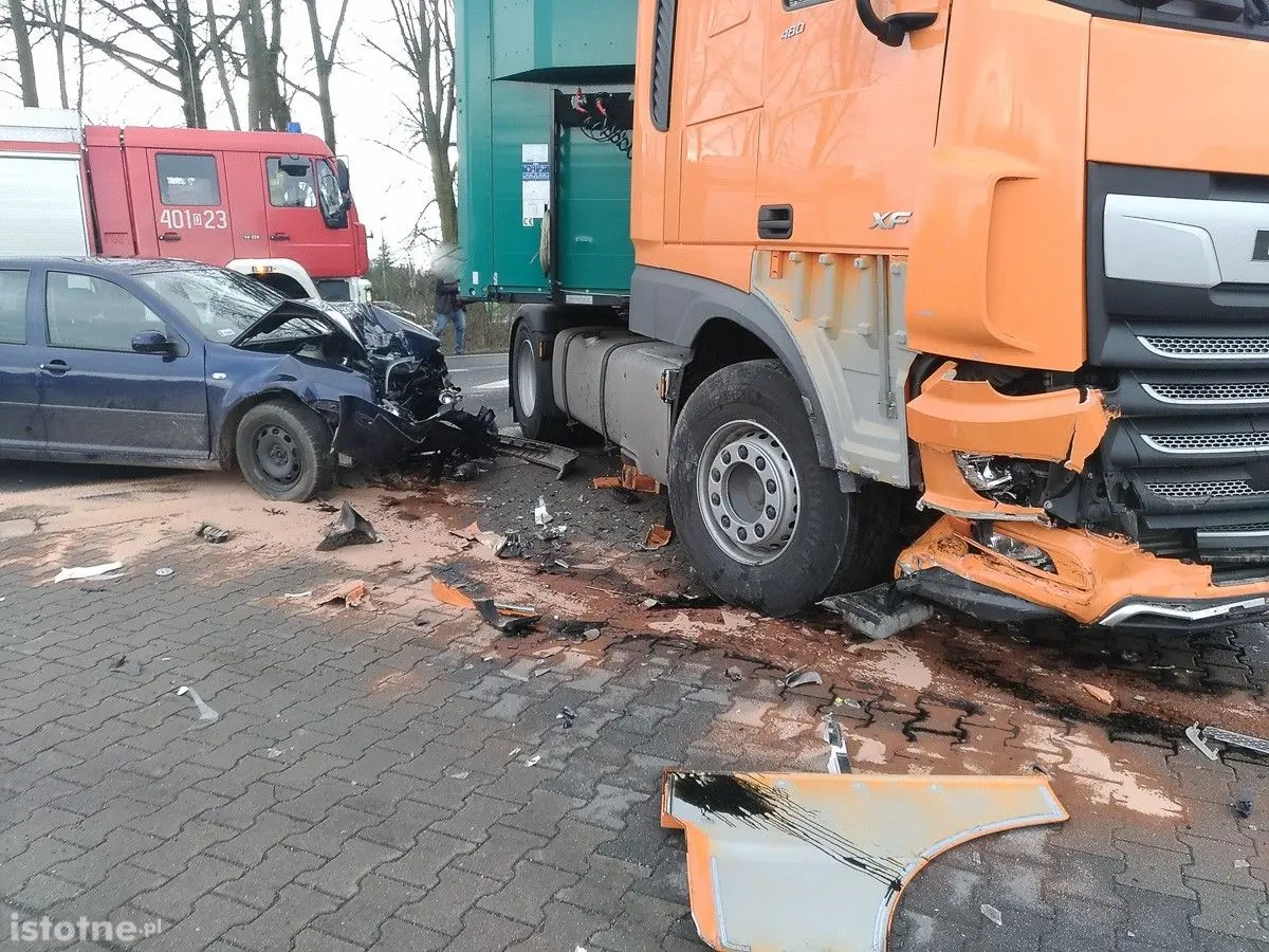 Auta po wypadku na ulicy Generała Nila w Bolesławcu