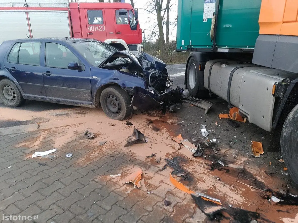 Auta po wypadku na ulicy Generała Nila w Bolesławcu