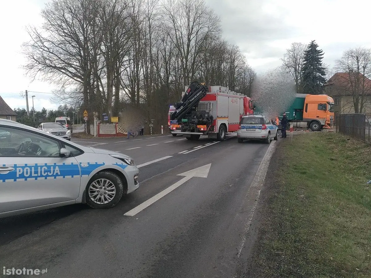 Auta po wypadku na ulicy Generała Nila w Bolesławcu