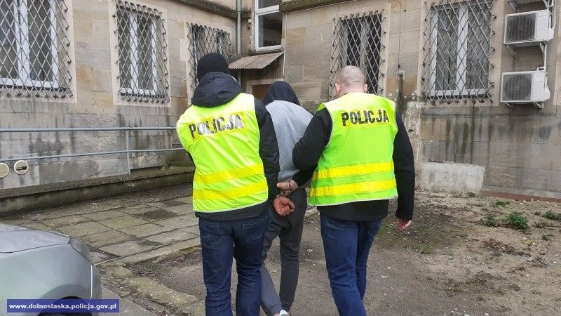 Podejrzani, którzy okradli dwa pensjonaty w powiecie bolesławieckim, i ich łupy