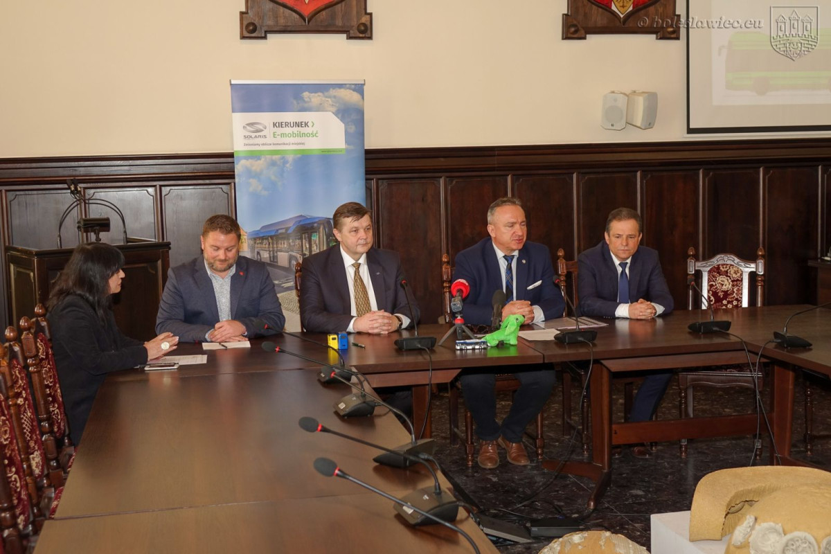 Podpisanie umowy na zakup dwóch autobusów elektrycznych marki Solaris dla Bolesławca
