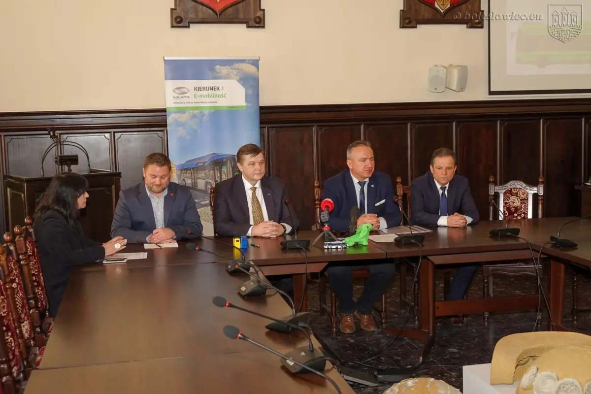 Podpisanie umowy na zakup dwóch autobusów elektrycznych marki Solaris dla Bolesławca