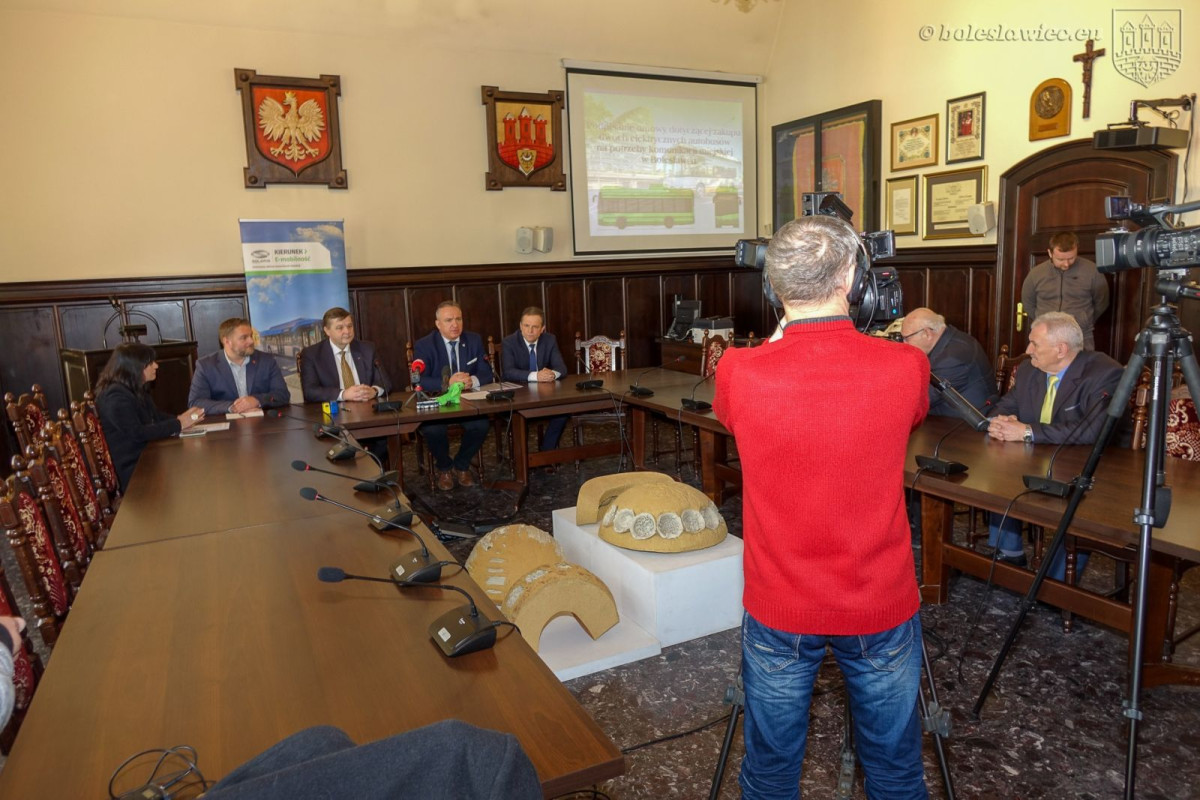 Podpisanie umowy na zakup dwóch autobusów elektrycznych marki Solaris dla Bolesławca
