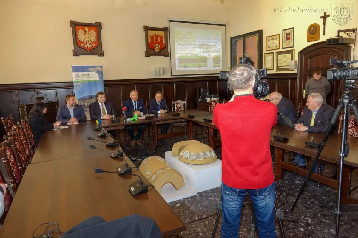 Podpisanie umowy na zakup dwóch autobusów elektrycznych marki Solaris dla Bolesławca
