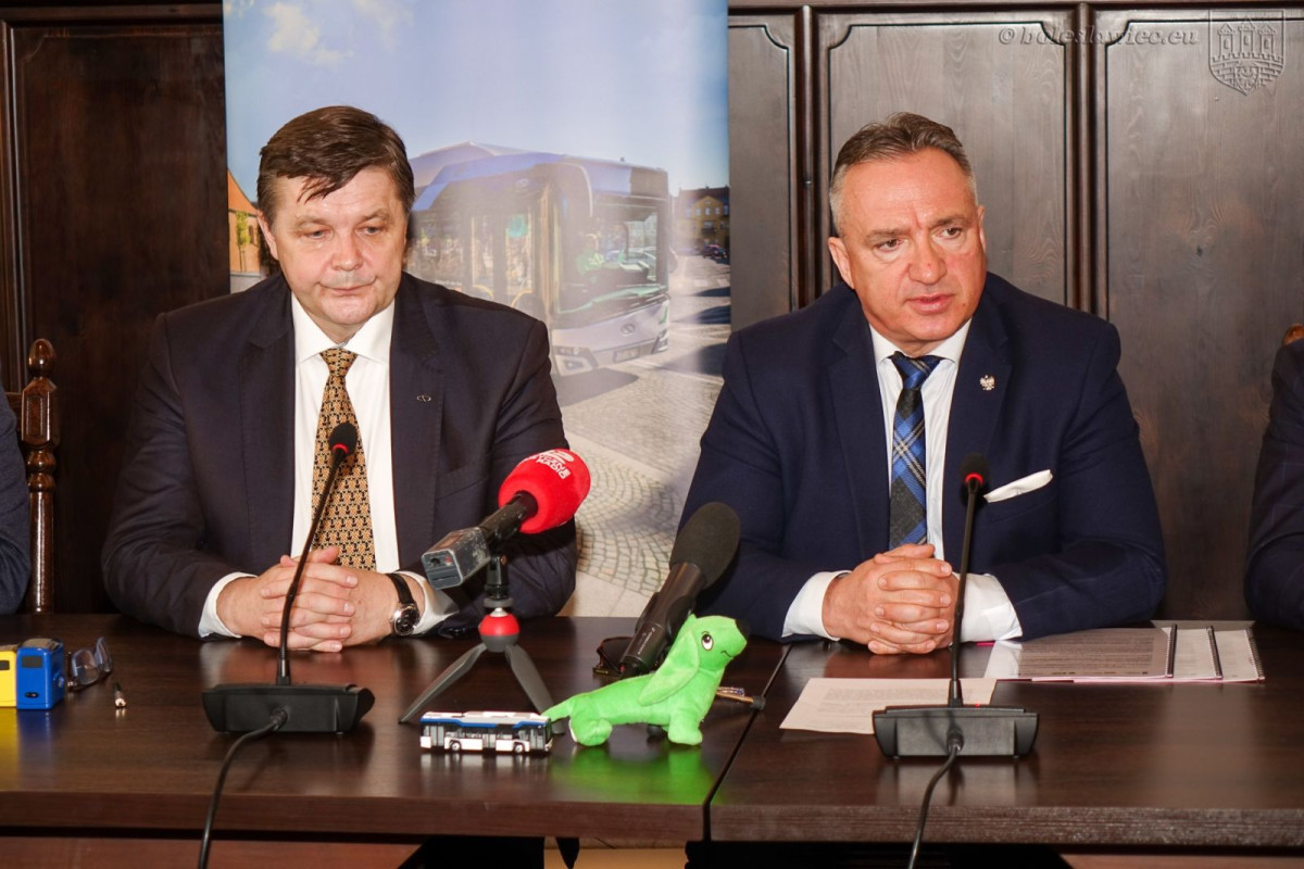 Podpisanie umowy na zakup dwóch autobusów elektrycznych marki Solaris dla Bolesławca