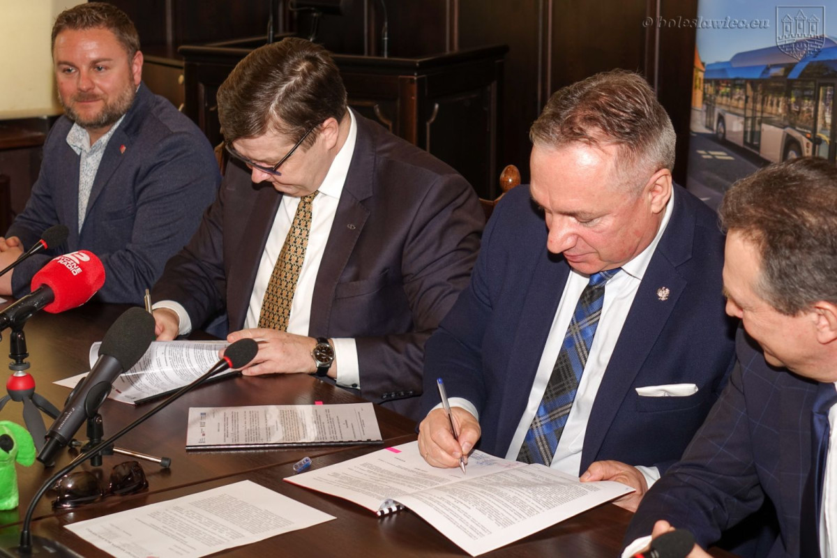 Podpisanie umowy na zakup dwóch autobusów elektrycznych marki Solaris dla Bolesławca