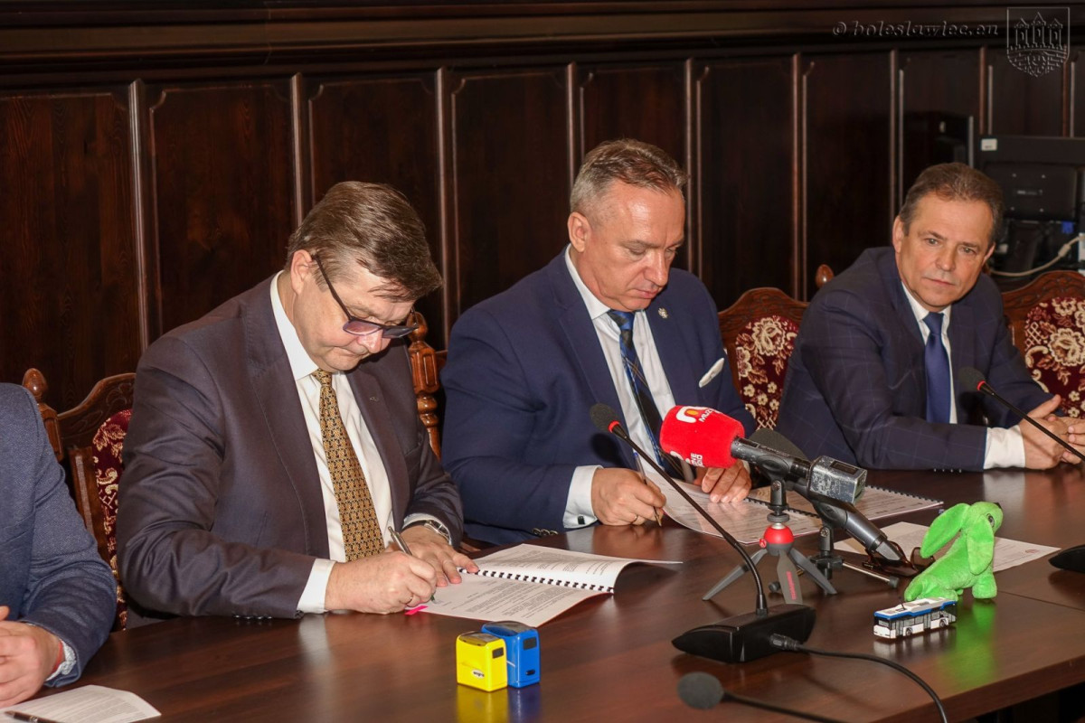 Podpisanie umowy na zakup dwóch autobusów elektrycznych marki Solaris dla Bolesławca