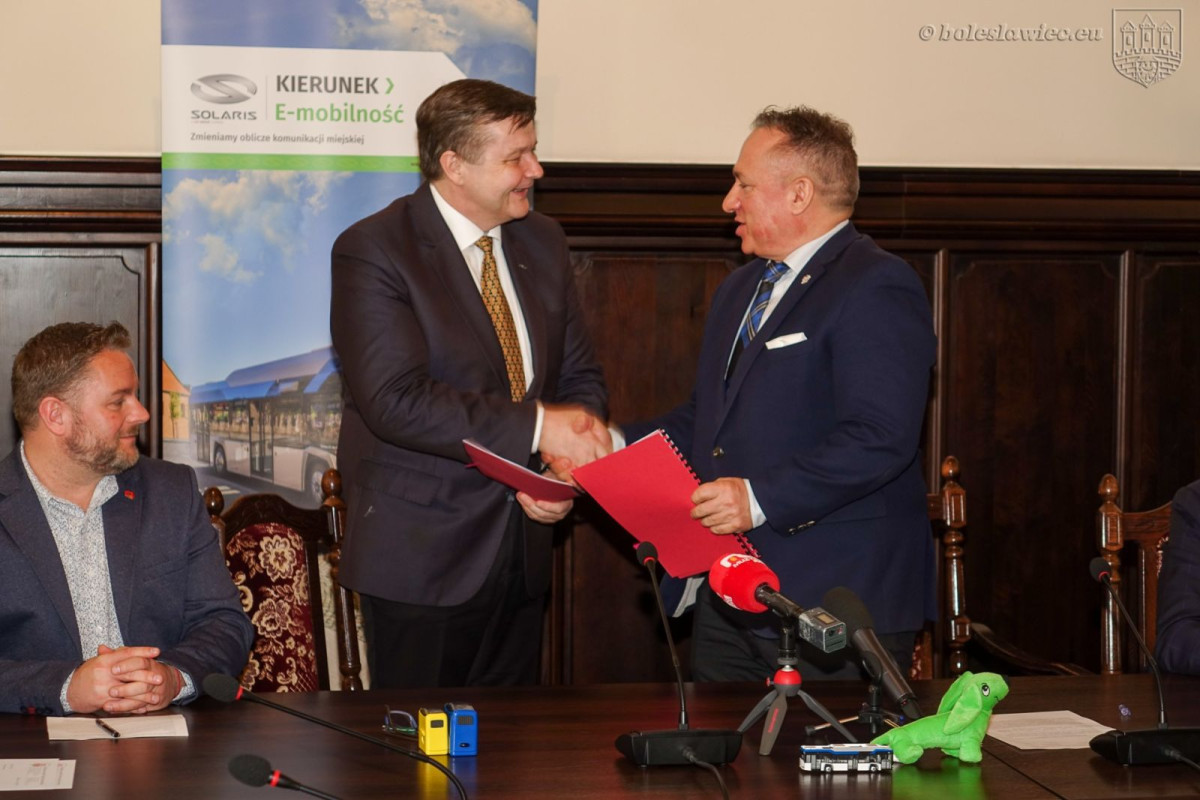 Podpisanie umowy na zakup dwóch autobusów elektrycznych marki Solaris dla Bolesławca