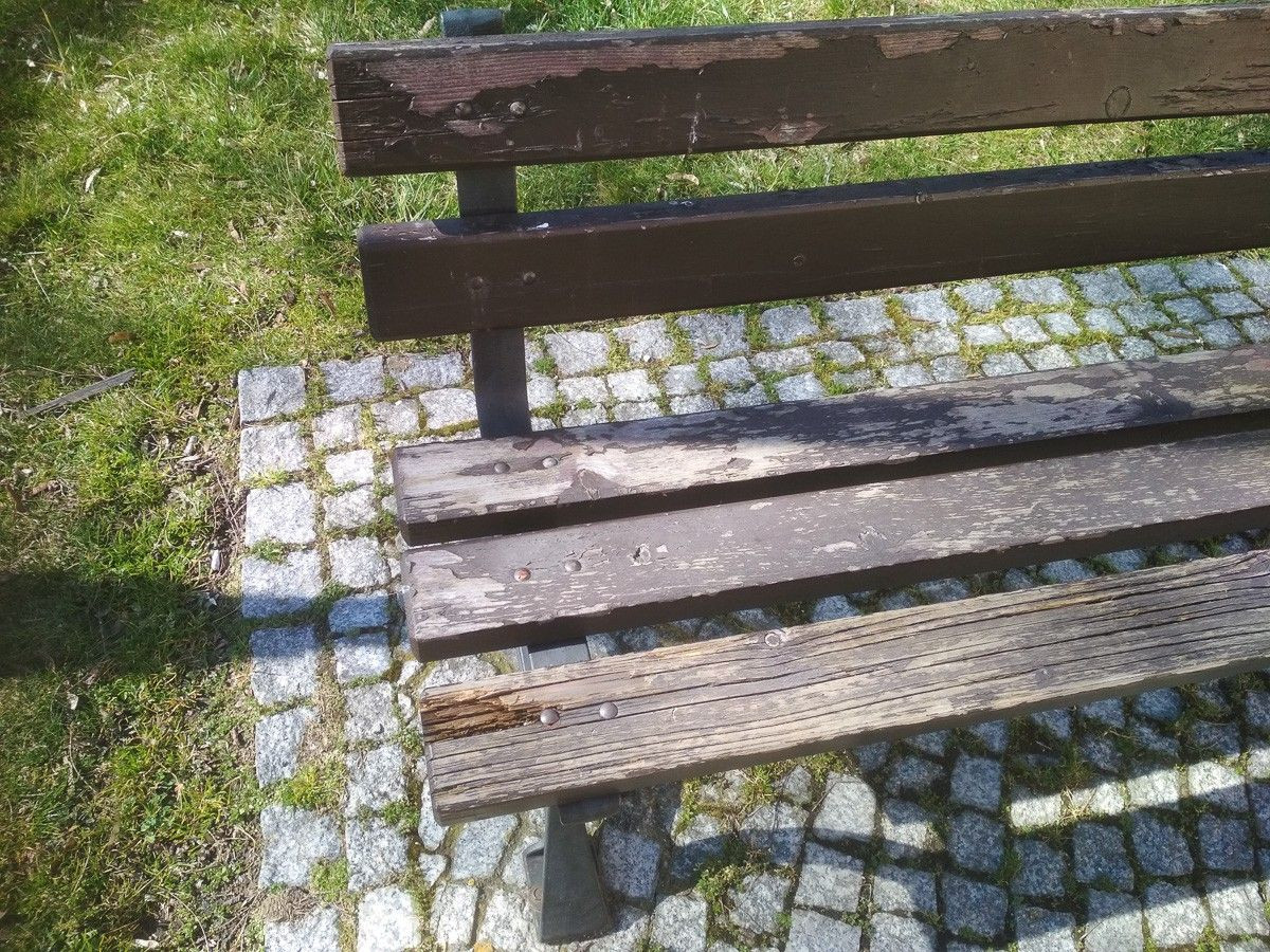 Ławki przy placu Zamkowym w Bolesławcu