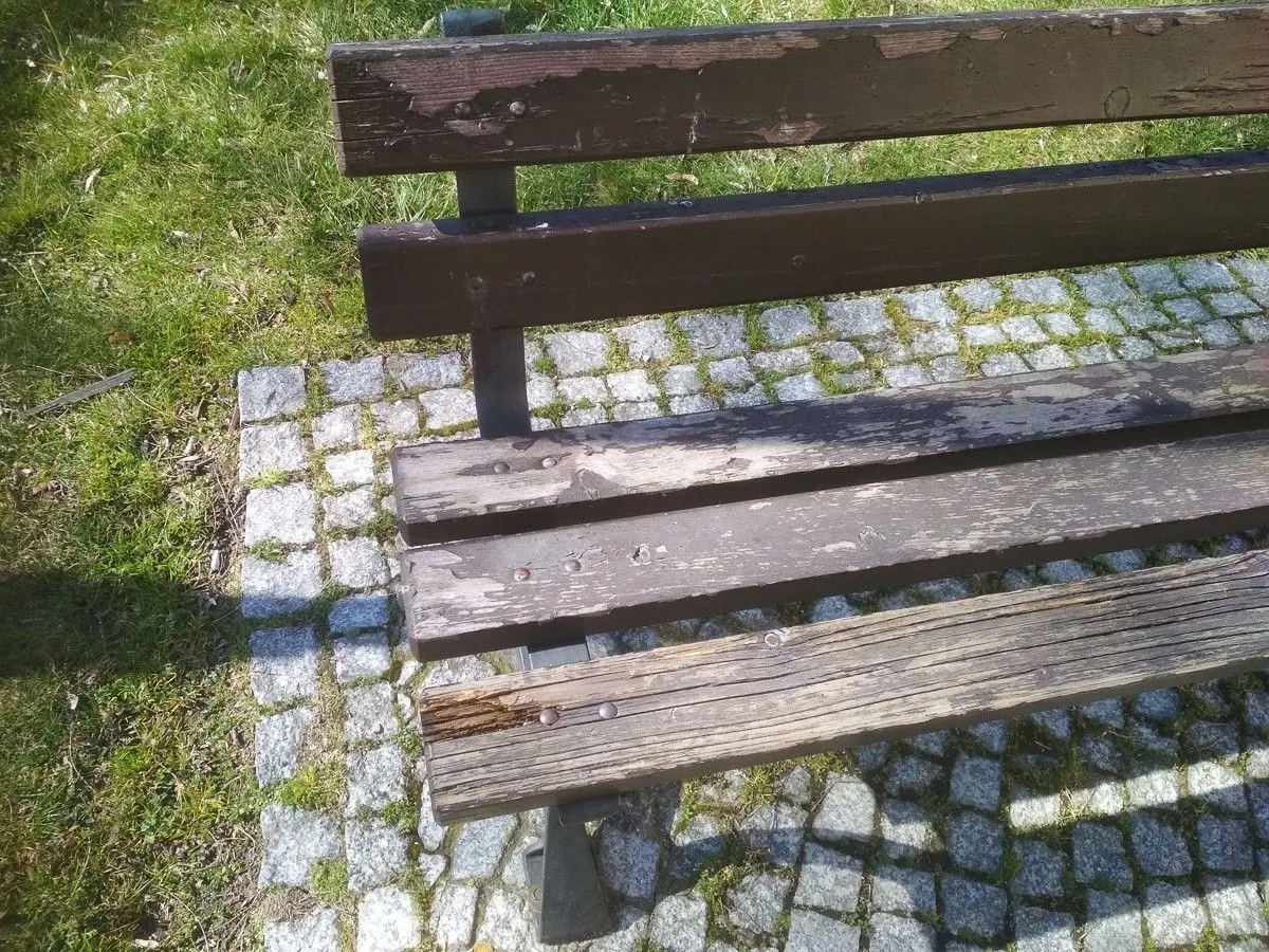 Ławki przy placu Zamkowym w Bolesławcu