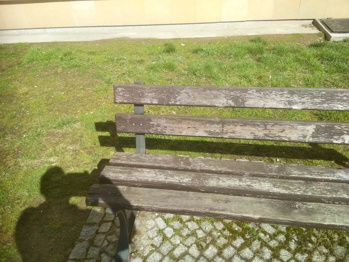Ławki przy placu Zamkowym w Bolesławcu