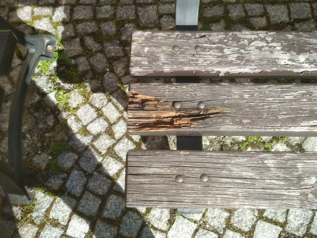 Ławki przy placu Zamkowym w Bolesławcu
