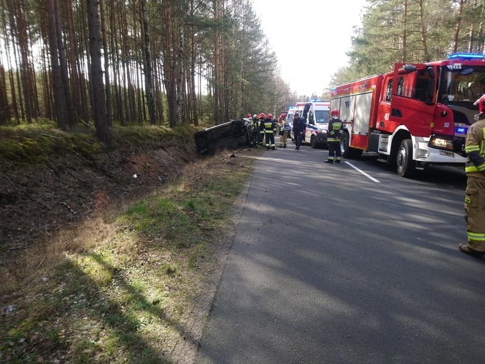 Dachowanie auta między Krzyżową a Gromadką