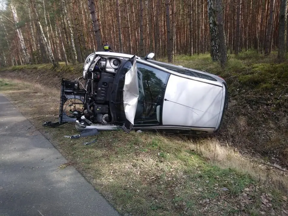 Dachowanie auta między Krzyżową a Gromadką