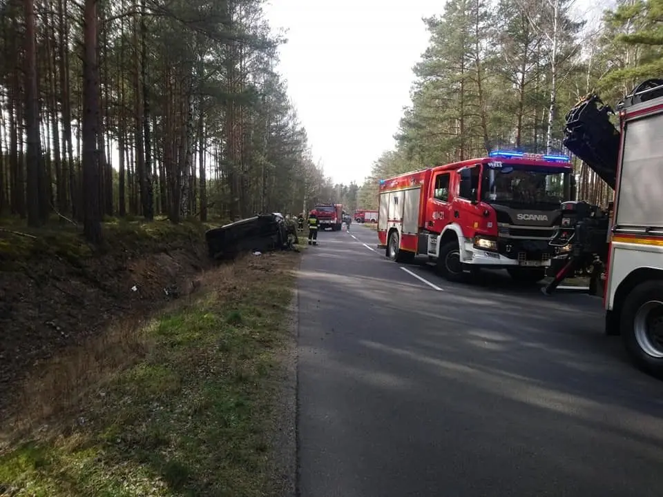 Dachowanie auta między Krzyżową a Gromadką