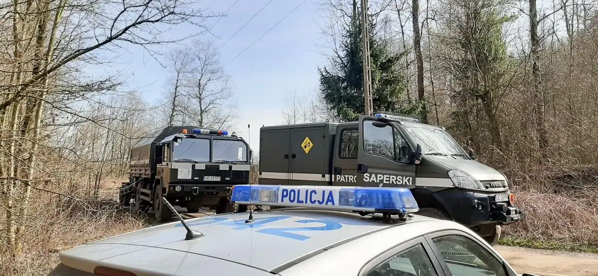 Pocisk i pojazdy policji oraz Patrolu Rozminowania z 23 Śląskiego Pułku Artylerii w Bolesławcu