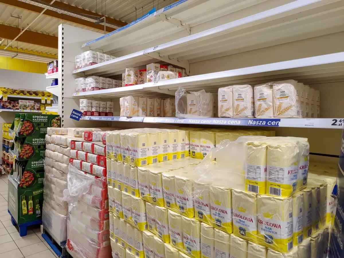 Półki z towarem w sklepie Tesco