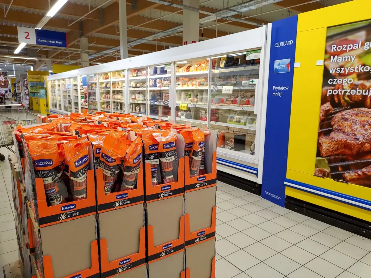 Półki z towarem w sklepie Tesco