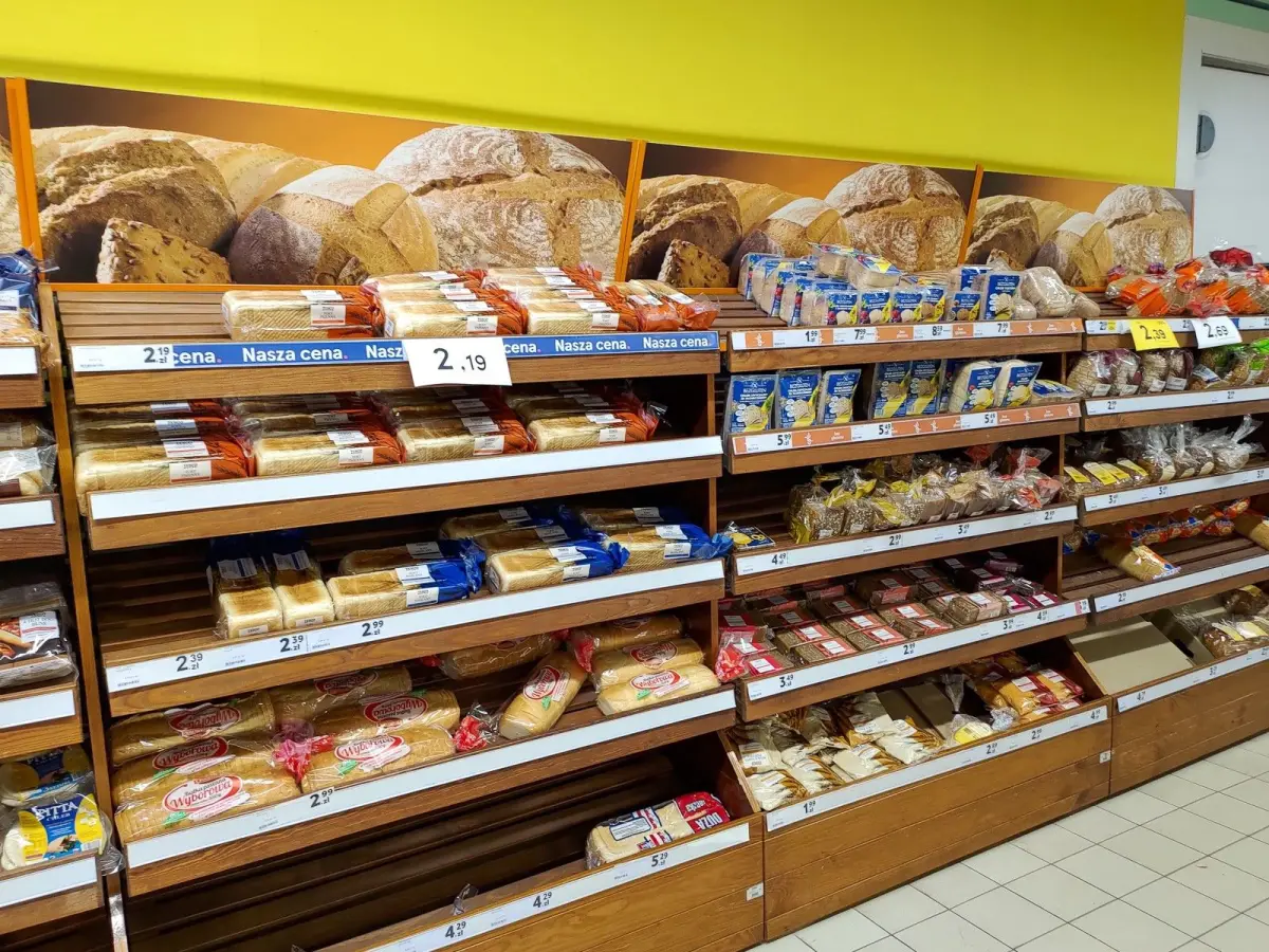 Półki z towarem w sklepie Tesco